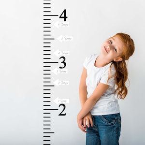Füße Wachstums-Chartlineal Vinyl Wandaufkleber - DIY Kind Größe 2 m mit 27x weißen Pfeilaufklebern - Kinderzimmer Kinderzimmer Wachstums-Tracker