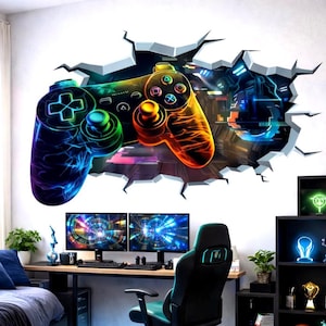 Puede incluir: Un vinilo de pared vibrante que representa un mando de videojuegos rompiendo una pared agrietada. El mando está representado en colores neón, con un degradado azul y naranja. La escena incluye una configuración de juego con monitores y una silla.