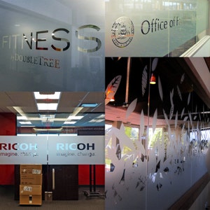 Puede incluir: Una puerta de vidrio esmerilado con el texto "FITNESS by DOUBLETREE" y una puerta de vidrio esmerilado con el texto "RICOH imagine. change."