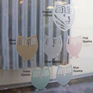 Puede incluir: Seis calcoman&iacute;as de b&uacute;ho en diferentes acabados: grabado regular, oro de vidrio, brillo plateado, brillo rosa, brillo verde y brillo azul.