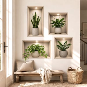 Può includere: Quattro nicchie a parete con illuminazione integrata, ciascuna contenente una pianta in vaso. Le piante includono una sansevieria, uno spatifillo, un pothos e una zamioculcas. Sotto, una panca in legno con cuscino beige e coperta vicino a un cesto.