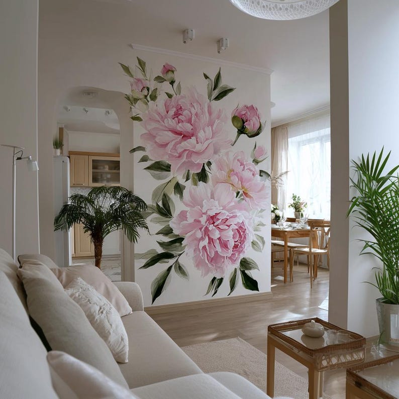 Peut inclure: Une peinture murale dans un salon repr&eacute;sentant de grandes pivoines roses avec des feuilles vertes. La composition florale est peinte sur un mur blanc, cr&eacute;ant un point focal. La pi&egrave;ce comprend &eacute;galement un canap&eacute; blanc, une petite table et une plante en pot.