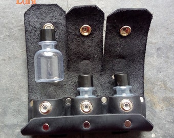 Pochette triple en cuir pour alchimiste en GN, cosplay ou à boire, avec des bouteilles en plastique