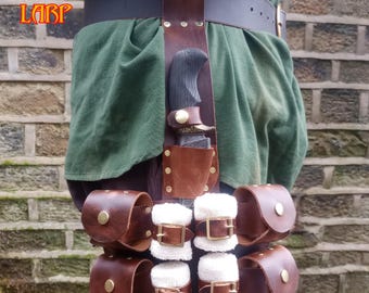 Kit de curación para LARP en el campo de batalla: cuchillo, vendas, pociones.