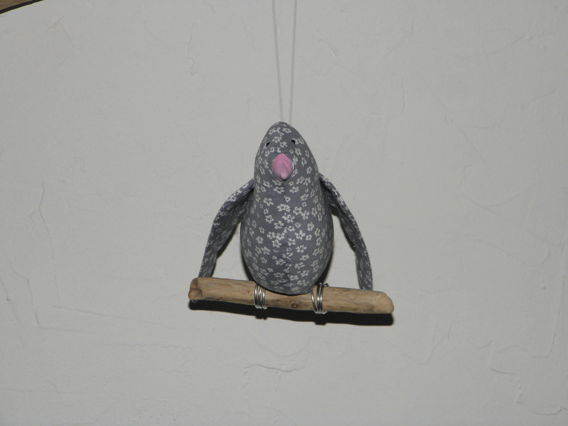 Mobile, Oiseau à Suspendre en Tissu Gris Petites Fleurs Blanche Posé sur Un Bout de Bois Flotté