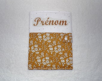 Protège carnet de santé personnalisé avec le prénom, Liberty Capel jaune moutarde et double gaze de coton. Prénom flocage or doré pailleté