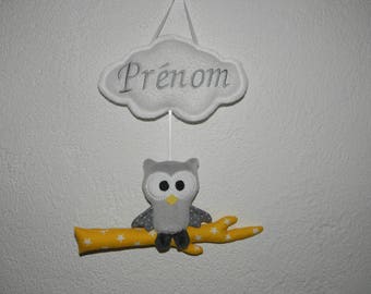 Hibou, chouette sur une branche gris et jaune sous un nuage brodé au prénom de l'enfant, cadeau naissance (petit modèle)