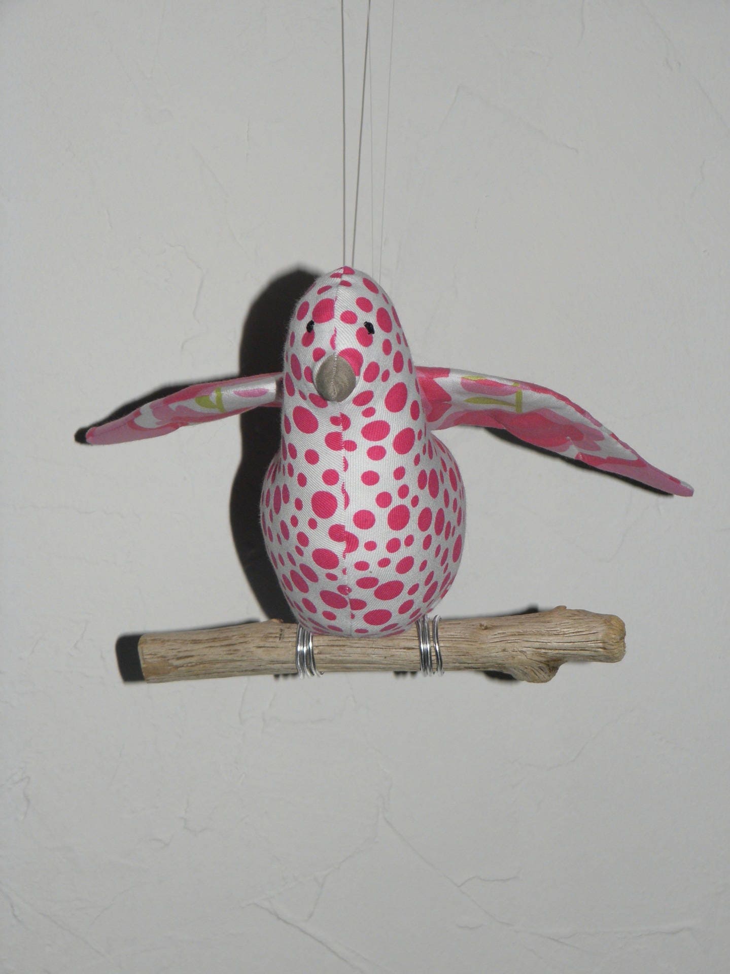 Oiseau à Suspendre Posé sur Une Branche de Bois Flotté, Blanc et Rose Fuchsia, Pois Fleurs