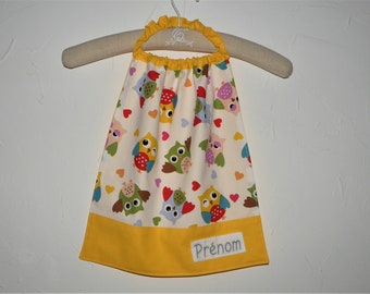 Serviette élastiquée personnalisable imprimé hiboux, serviette cantine maternelle, grand bavoir élastiqué personnalisé jaune/multicolore