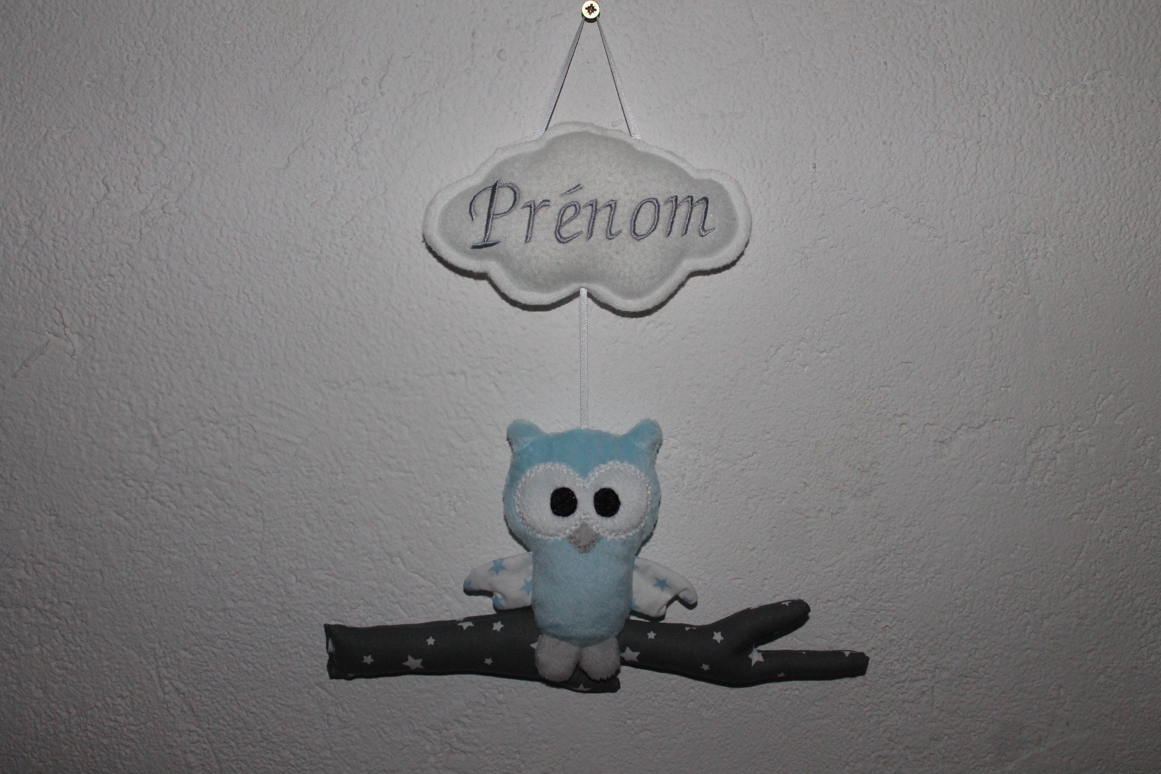 Hibou sur Une Branche, Décoration Bleu Ciel et Gris Personnalisée avec Prénom Brodé Un Nuage, Cadeau