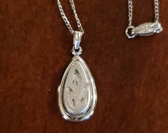 18 inch K&C Sterling Silver Antiqued Florida State Charm with a Carded Box Chain Necklace 18 inch K&C Sterling Silver Antiqued Florida State Charm with a Carded Box Chain Necklace