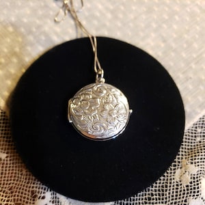 FLORAL EMBOSSED LOCKET Sterling Silver Necklace, 25mm or 1" Round, Engravable On Polished Back, 18" Chain, Vintage Look But Brand New