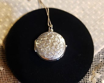 FLORAL EMBOSSED LOCKET Sterling Silver Necklace, 25mm or 1" Round, Engravable On Polished Back, 18" Chain, Vintage Look But Brand New