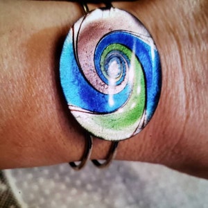 DICHROIC GLASS OVAL Silvertone Hinged Bangle Bracelet, 7.5", Whirl Of Colors!