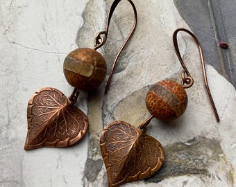 Orecchini autunnali, orecchini artigianali, orecchini con foglie di rame, orecchini in stile boscoso, orecchini con foglie Nouveau, orecchini con agata