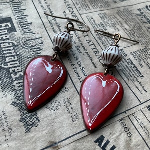 Boucles d'oreilles coeur en forme de larme, boucles d'oreilles Anne Gardanne, boucles d'oreilles bohèmes émaillées
