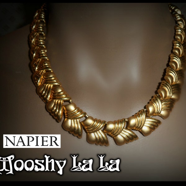 Napier signed Striking Brushed Gold tone necklace collar articulated 80's