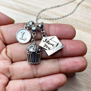 Lara Jean Halskette | Buchstabe L Scheibe, Cupcake und I Love You Buchstabe Umschlag Charms | An alle Jungen
