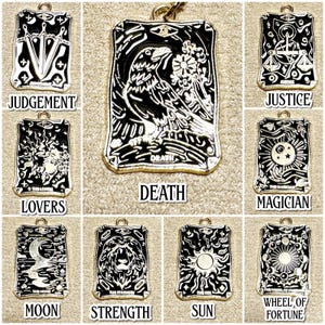 Collier carte de tarot | charm doré en émail noir | Déguisement de sorcière Agatha