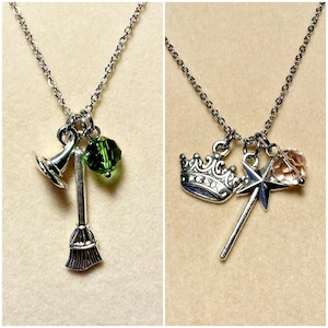 Collana strega cattiva / verde e rosa / ciondoli cappello scopa corona scettro / amicizia adolescenziale / bigiotteria