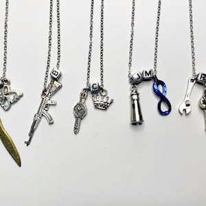 Collar de 100 caracteres / Octavia Bellamy Clarke John Murphy Raven / inicial en bloque de letras