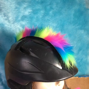 Regnbågsfärgad mohawk som fästs på DIN HJÄLM skidor, snowboard, cykel, scooter, motorcykel, de flesta hjälmar. 1,25 cm lång ögla.