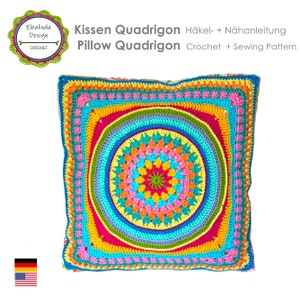 Könnte beinhalten: Ein quadratisches, mehrfarbiges Häkelkissen mit einem kreisförmigen Design in der Mitte. Das Kissen hat eine lebendige Farbpalette aus Rosa, Blau, Gelb und Grün. Der Text auf dem Bild lautet "Kissen Quadrigon Häkel- + Nähanleitung Pillow Quadrigon Crochet + Sewing Pattern."
