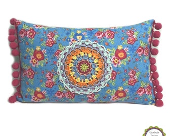 Dekokissen, Boho Kissen mit Häkelapplikation, Mandala, XXL Bommelborte an den Seiten, ca. 34 x 22 cm, fest gefüllt,  Handmade, Unikat