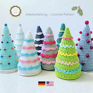 Könnte beinhalten: Eine Sammlung von acht kegelförmigen Häkelbäumen in verschiedenen Farben wie Hellblau, Weiß, Grau, Grün und Limette, verziert mit Perlen und wellenförmigen Garnakzenten. Der Text "Häkelanleitung – Crochet Pattern" ist oben sichtbar.