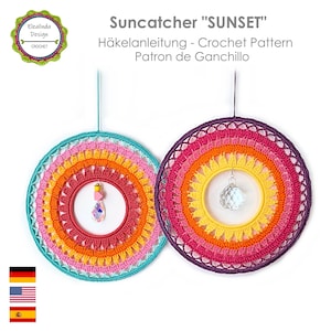 Puede incluir: Dos atrapasoles de ganchillo circulares con un esquema de colores de atardecer. Los atrapasoles tienen un dise&ntilde;o circular con capas de rosa, naranja y amarillo. Cada atrapasol tiene un colgante de cristal. El texto "Suncatcher SUNSET" es visible.