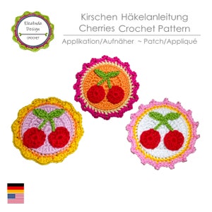 Puede incluir: Tres aplicaciones de cereza de ganchillo en diferentes combinaciones de colores. Las cerezas son rojas con tallos y hojas verdes. Las aplicaciones están rodeadas por un borde de ganchillo amarillo, naranja, rosa y blanco.