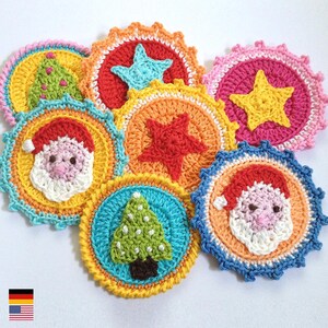 Pode incluir: Conjunto de seis enfeites de Natal de crochê coloridos, com um Papai Noel, uma árvore de Natal e uma estrela. Os enfeites são feitos com fios de diferentes cores e têm uma variedade de texturas.