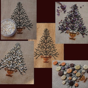 Peut inclure: Un motif de point de croix représentant un sapin de Noël avec des ornements. L'arbre est dans un pot et est entouré d'ornements. Les ornements sont de différentes couleurs et formes. Le motif est sur un tissu beige.