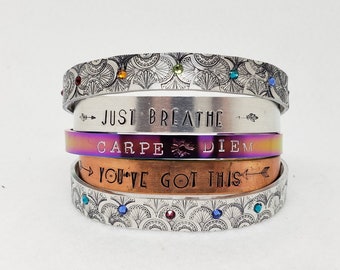 Brazalete estampado a mano: Cita personalizada, aluminio o cobre