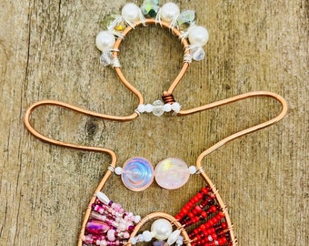 Muñeca de alambre con cuentas: técnica mixta reciclada, cristales rojos y rosas