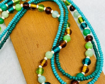 Collar de cuentas de varias vueltas: cristal checo, cuentas de semillas y cierre de plata de ley.