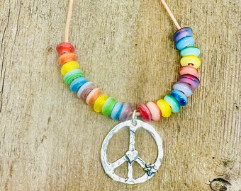 Collar de cuentas de vidrio arcoíris: símbolo de la paz en plata de ley, cordón de cuero