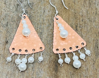 Pendientes triangulares de cobre martillado: perlas de vidrio antiguas, ganchos de plata de ley