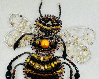 Arte de abejorros con cuentas: alambre reciclado y técnica mixta