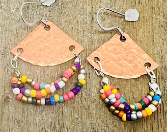 Pendientes de cobre martillado: cuentas multicolores colgantes con ganchos de plata de ley.