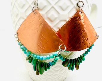 Pendientes triangulares de cobre martillado: cuentas de turquesa colgantes, ganchos de plata de ley