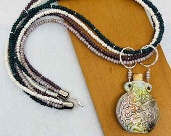 Collar con colgante de colibrí Raku: joyería llamativa con cuentas de varias hebras