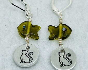 Pendientes de gato estampados a mano: gatito de aluminio y plata de ley