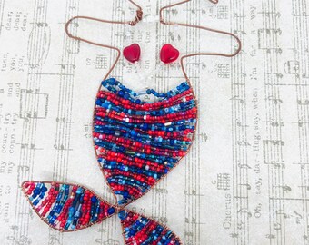 Muñeca gatita de alambre con cuentas: Arte de sirena rojo y azul
