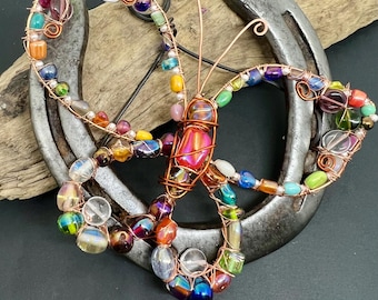 Adorno de pared de herradura con mariposa de alambre de cobre reciclado – Amuleto de la suerte de vidrio con cuentas