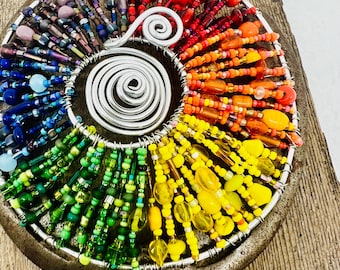 Herradura decorativa de metal reciclado: Adorno de pared con cuentas en espiral arcoíris (6x5 pulgadas)