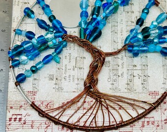 Árbol de la Vida de 19 cm: alambre reciclado y hojas de vidrio azul (19 cm)