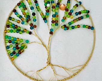 Árbol de la vida para colgar en la pared: alambre de latón reciclado y cuentas de vidrio en tonos joya