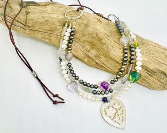 Collar de corazón de nácar: fluorita, perla, plata de ley, cordón de cuero