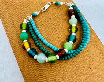 Pulsera de cuentas de vidrio verde azulado y verde: pulsera con dijes de varias hebras